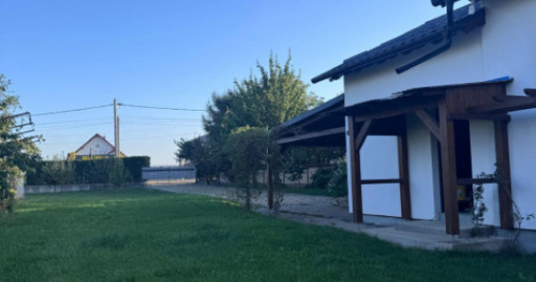 Casa individuala cu garaj si foisor, centru- Horodnic de Sus