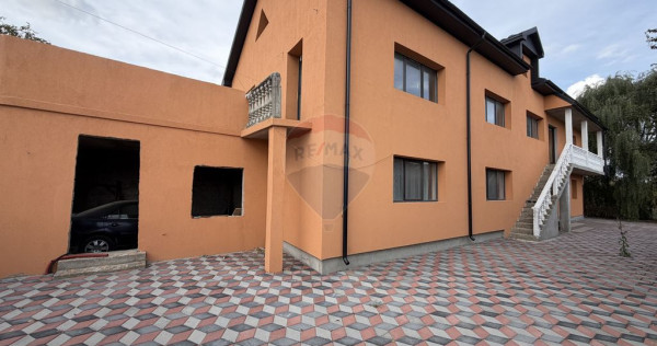 Casă / Vilă cu 8 camere