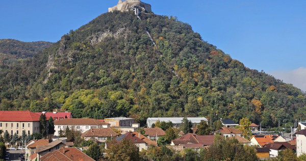 Apartament 2 camere, decomandat,mobilat si utilat, la Poalele Cetatii