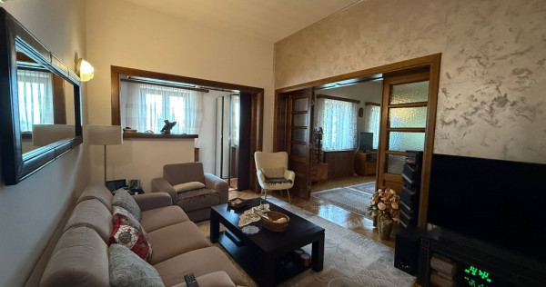 Apartament 4 camere,decomandat,etaj 1,zona Inspectoratul Scolar