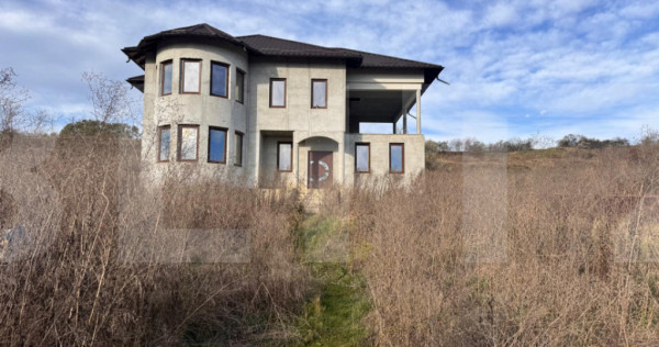 Casă D+P+E+P în Răchiți - teren mare și posibilitate de