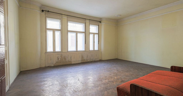 Casă interbelică cu tavane &icirc;nalte, demisol și curte, &icirc;n centru!