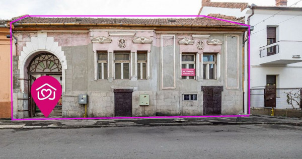 PRET AJUSTAT! Casă interbelică, demisol și curte, &icirc;n centru!