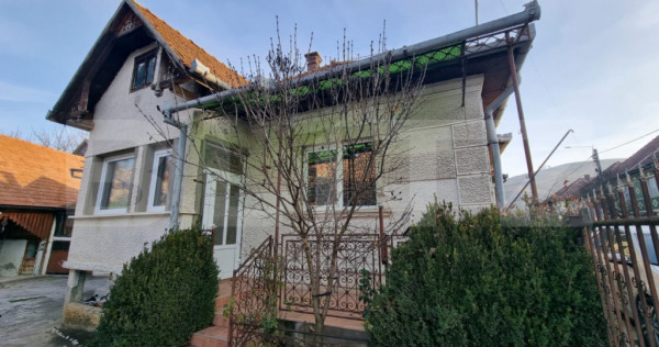 COMISION 0!Casa cu 2 apartamente, 210 mp, 1350 mp teren, in