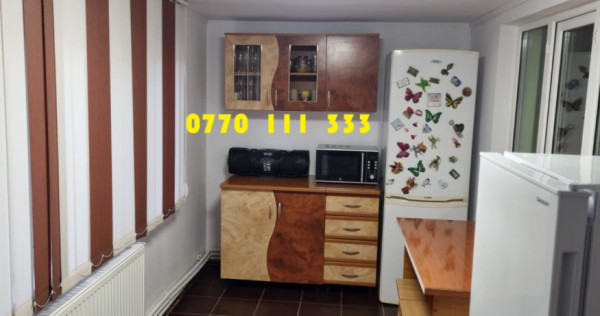 - Apartament 2 camere Progresu, parter cu balcon mare.