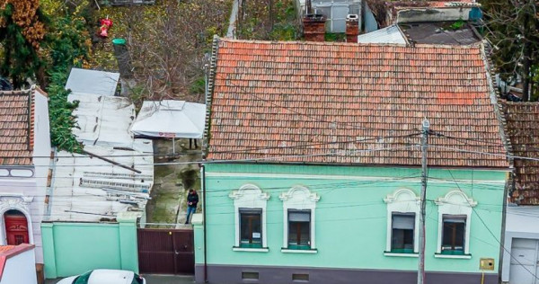 Casă solidă din cărămidă l&acirc;ngă Malul Mureșului cu...