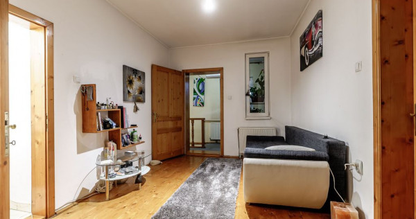 Casă solidă din cărămidă l&acirc;ngă Malul Mureșului cu...