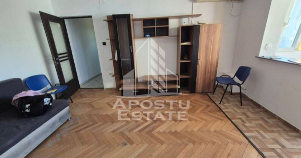 Apartament cu 3 camere de vanzare, centrala proprie, zona...