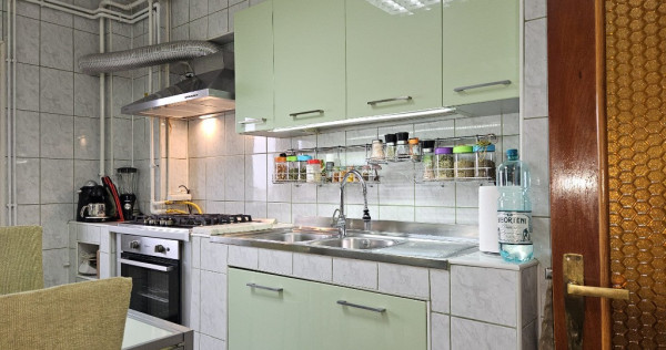 Vanzare apartament 3 camere decomandat, Vlad Tepes, 2 bai, 82 mp, et.5