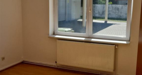 Apartament 3 camere, 140mp, cu acces auto in curte si facili