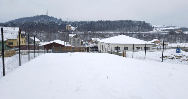 Teren intravilan de 769 mp cu priveli#537;te frumoasa catre