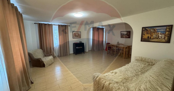 Casă / Vilă cu 6 camere de v&acirc;nzare &icirc;n zona Darmanesti