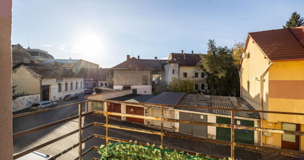 Apartament 4 camere semidecomandat, ultracentral, etaj 1