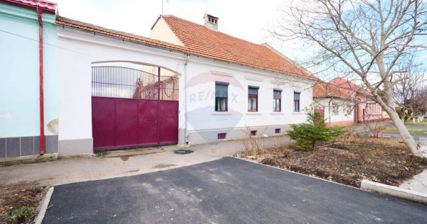 Casă cu 2 corpuri &icirc;n S&acirc;npetru | Singur &icirc;n curte | 102...