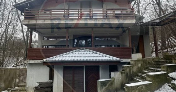 Casă / Vilă cu 7 camere de v&acirc;nzare