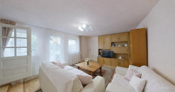 Un colt de liniste la poalele Tampei, Schei - Casuta singur