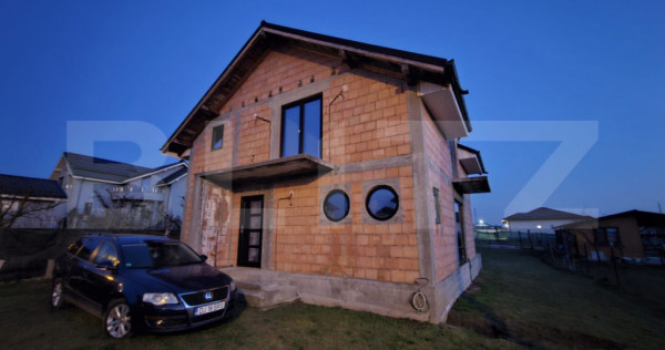 Casa la rosu, P+M, 120 mpu, teren 800 mp, zona Simnicu de su