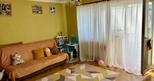 PROPRIETAR v&acirc;nd apartament 3 camere Dec. 65mp renovat recent Frunzei