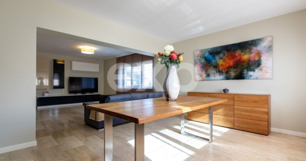 Casă/Vilă duplex cu 5 camere de v&acirc;nzare, strada 9 Mai- zo