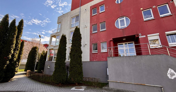 De | 3 camere decomandat, parcare si boxa