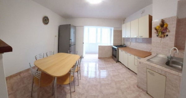 Apartament cu 4 camere, decomandat, situat &icirc;n ZONA CENTRALĂ UNIRII.