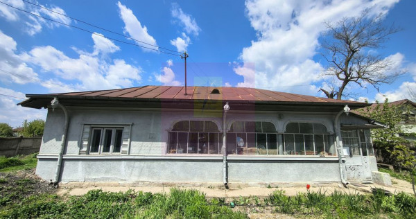 Teren cu o casă demolabilă &icirc;n satul Poșta la 15 minut...