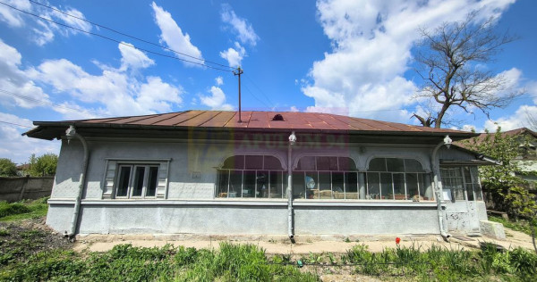 Teren cu o casă demolabilă &icirc;n satul Poșta la 15 minut...