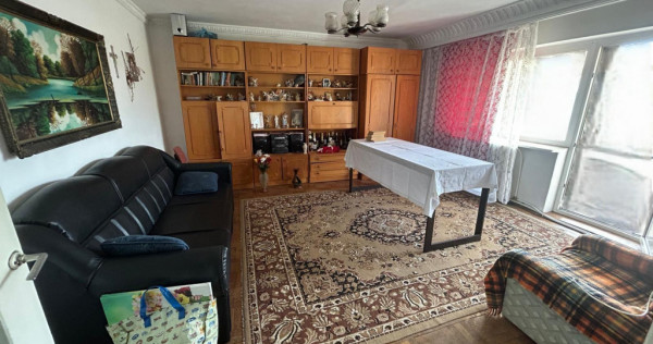 Apartament cu 4 camere de , zona liceul Pedagogic