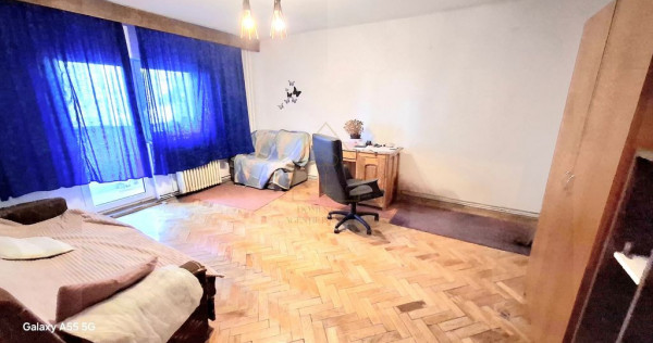 Vind apartament 3 camere Calea Manastur.