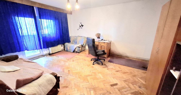 Vind apartament 3 camere Calea Manastur.