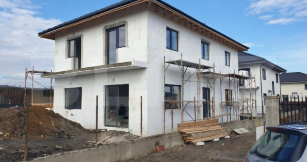 Casa individuala de vanzare in jucul de mijloc P+E