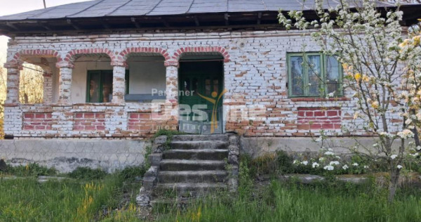 Casă bătr&acirc;nească cu teren 1150 mp, vie și livadă &ndash; ?