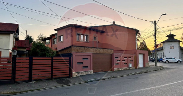 Casă P+1 cu 2 corpuri, 2 garaje și vizibilitate excelen...