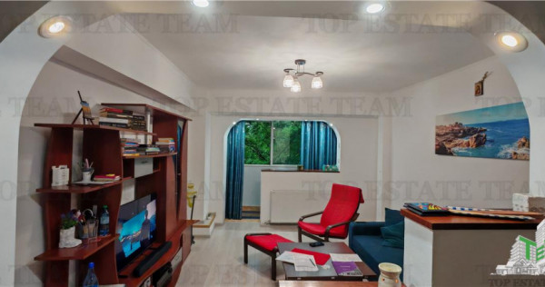 Apartament de 4 camere, cu centrala proprie, foarte spatios,