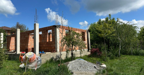 Teren 550 mp cu constructie la rosu