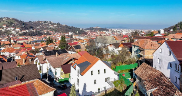 La poalele T&acirc;mpei &mdash; vilă contemporană &icirc;n Schei