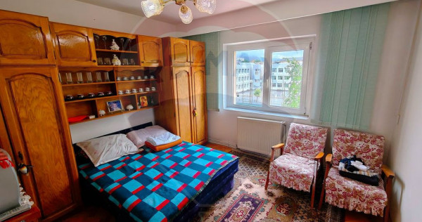 Apartament de vanzare 3 camere decomandate etaj intermediar