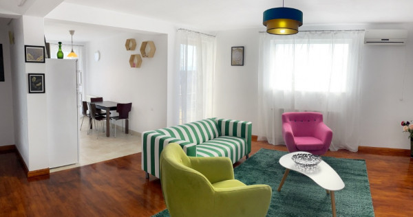 Vand apartament 3 camere, decomandat, in Cetate, pozitie excelenta.
