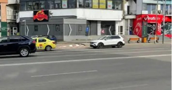 De &icirc;nchiriat spațiul comercial central