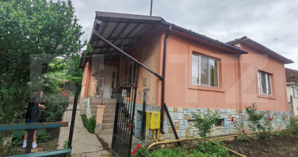 Casa de vanzare 5 camere , garaj si teren 5000 mp