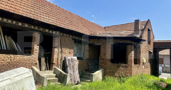 Casa la rosu, 100 mp, 1300 mp teren, zona Vinerea - Cugir