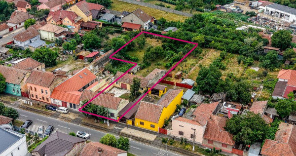 Casa cu potential multiplu cu teren generos pe strada Dun...