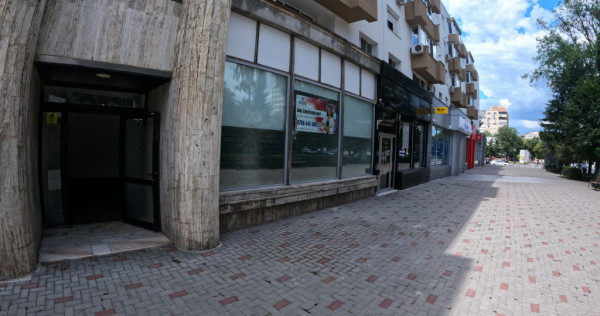 Spatiu comercial central cu vitrina generoasa din sticla