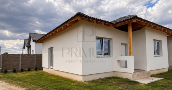 Duplex pe parter, 3 camere, toate utilitatile.
