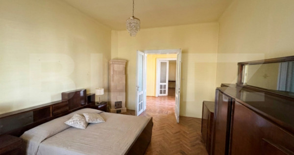 Casă spațioasă cu 6 camere, teren 700 mp, garaj și teras
