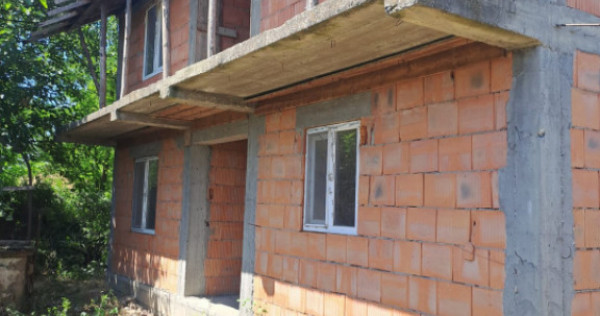 Casa la rosu, Sat Urzicuta