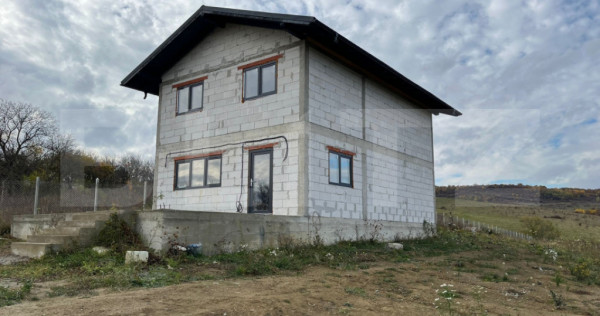 Casa de vanzare , zona Uriu, teren de 30 arii