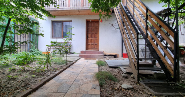 Casa de inchiriat pentru birou/cabinet/salon, curte proprie-