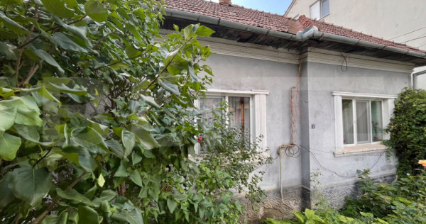 Casă cu teren de 600 mp de v&acirc;nzare &icirc;n zona centrală
