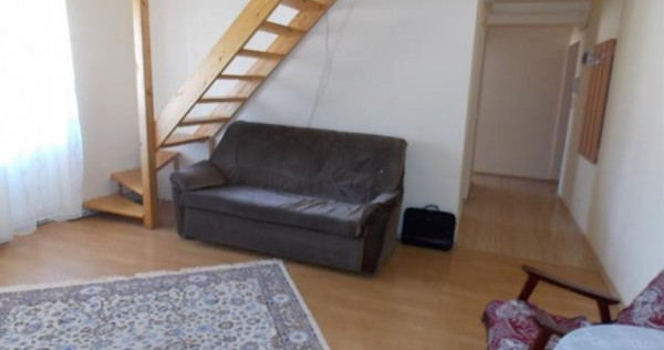 Mansarda 5 camere zona Vasile Aaron